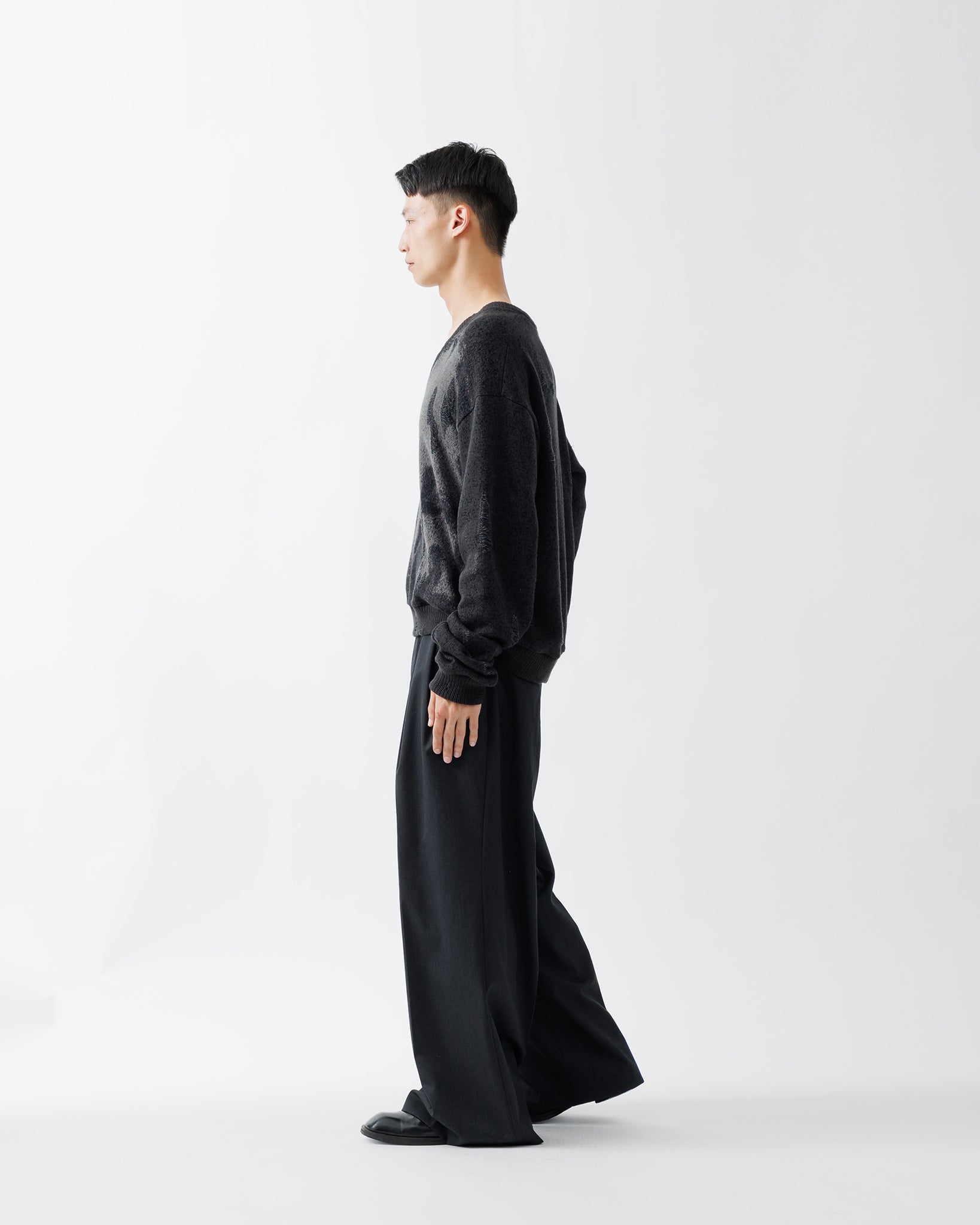 ANIMAL JACQUARD V-NECK KNIT .15【BLACK RHINO】