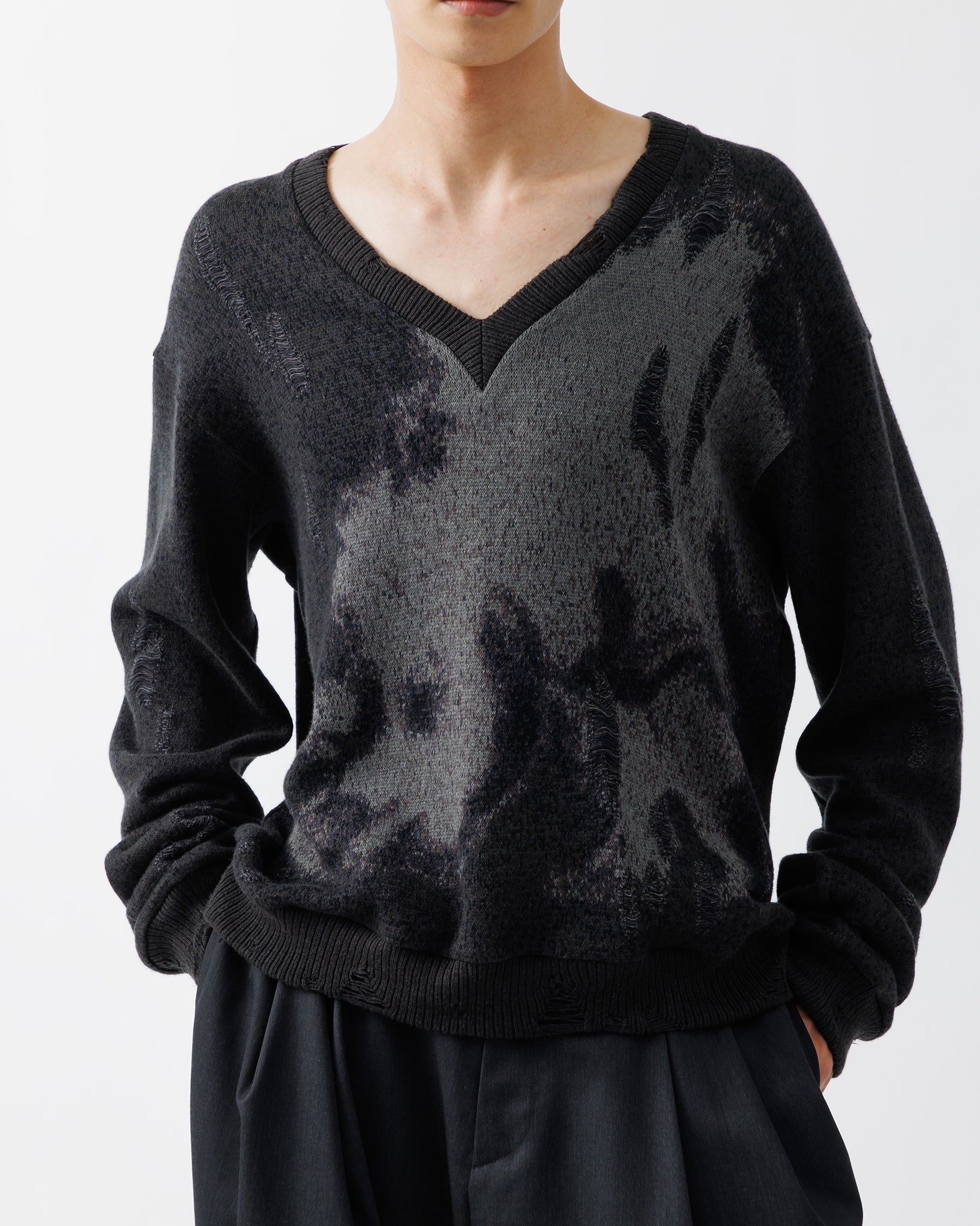 ANIMAL JACQUARD V-NECK KNIT .15【BLACK RHINO】